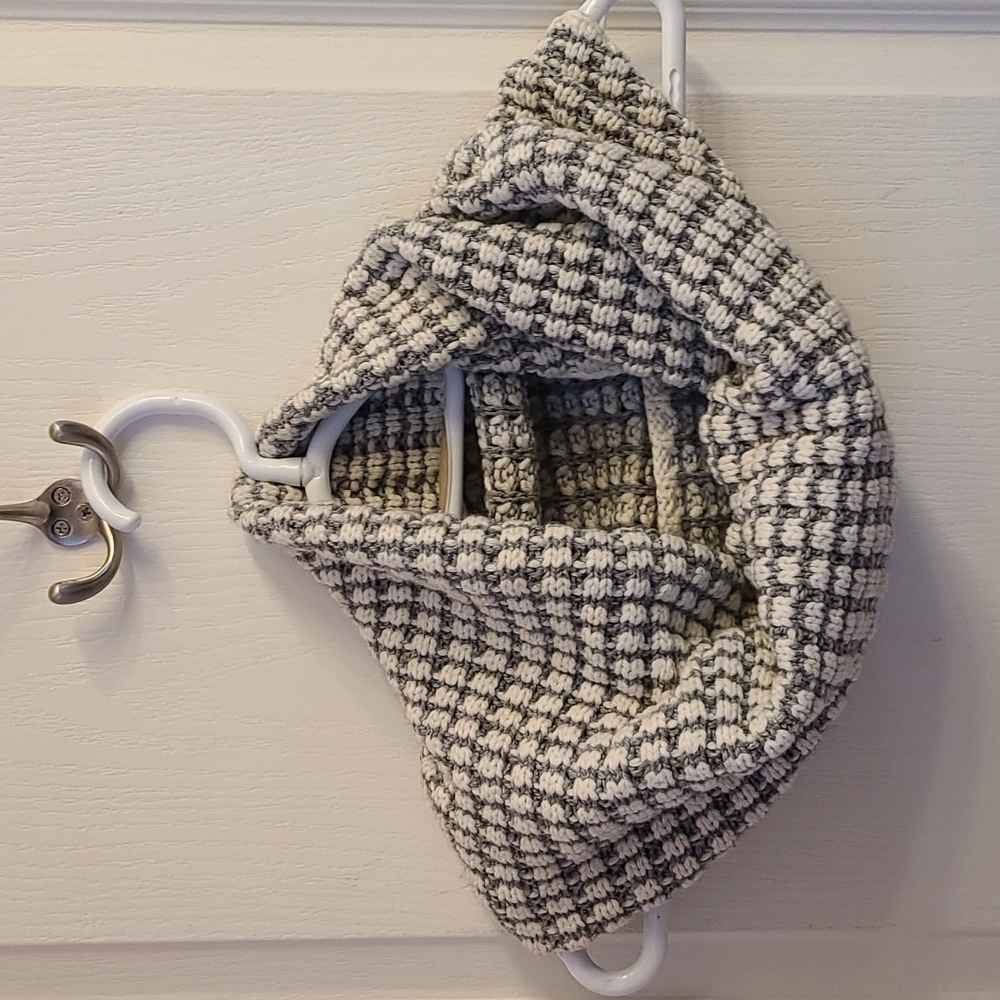 ⛱️NWOT Gap Two Toned Waffle Knit Scarf in Cream/Grey